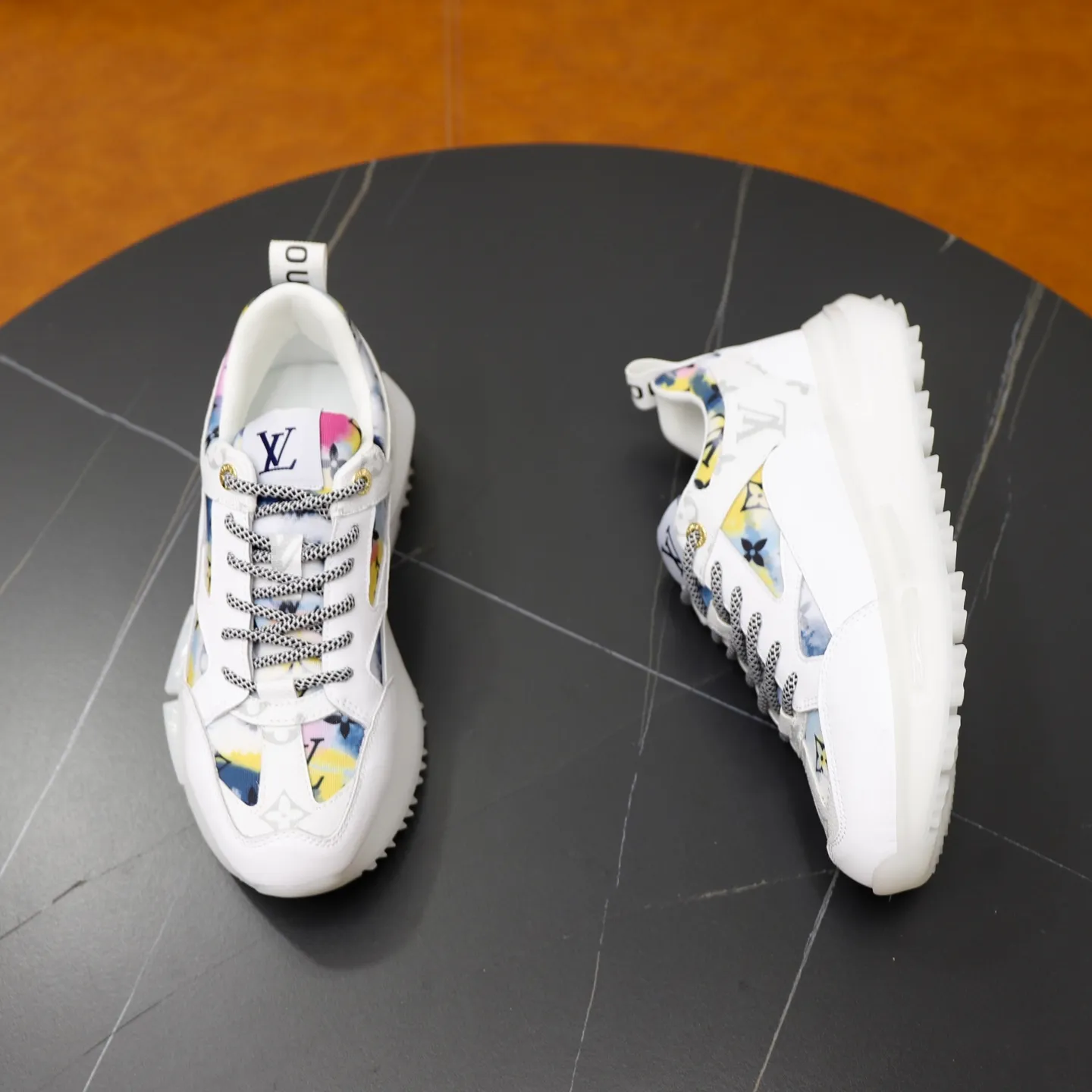 Ex-factory price: 462💰🙅‍♂️🙅‍♂️🙅‍♂️ Brand: LV Louis Vuitton Standard code: 38-44 (45 customized) Grade: Same as the official website Material: Original material splicing Comfortable and breathable lining Lightweight and wear-resistant sports outsole Style category: Men's fashionable casual shoes Running sneakers Distinguished luxury brand elements Top luxury Color: actual picture color